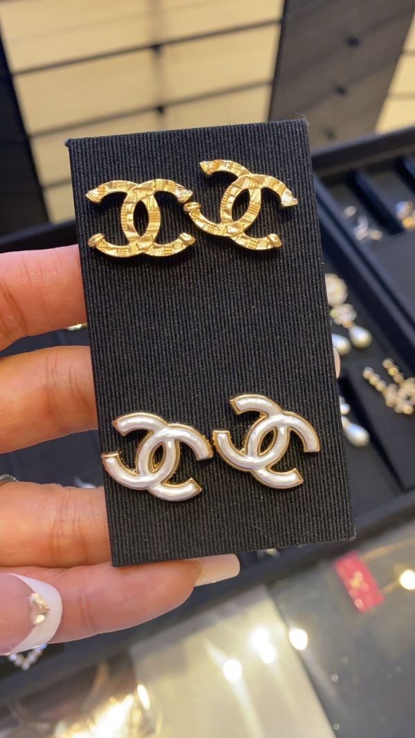 CHANEL 23A 珍珠貝金邊雙c白色耳針 buywithada,france,全球代購,歐洲,exquisite,quality goods,posh,fancy,luxurious