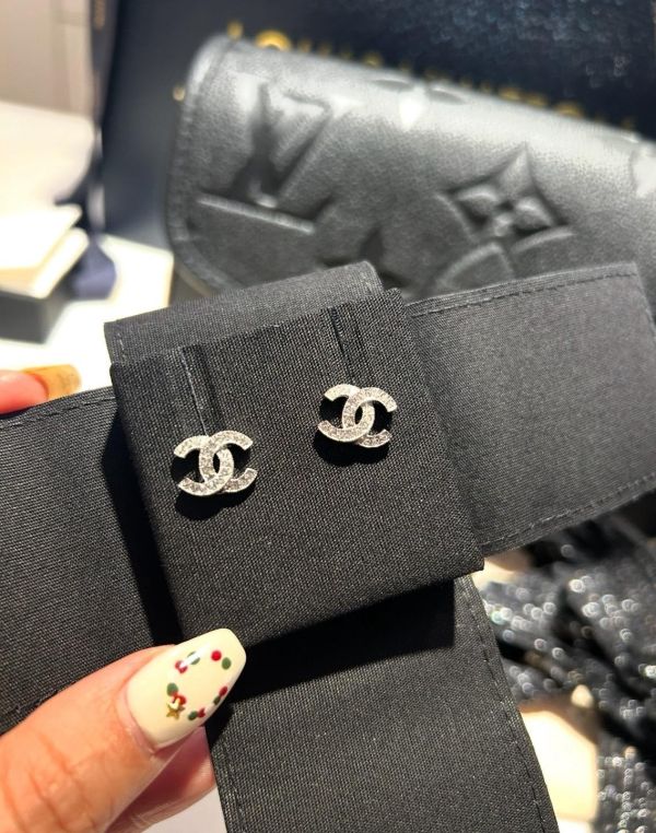 爆款 Chanel 經典cc logo 水鑽 耳釘 銀色現貨 buywithada,france,全球代購,歐洲,exquisite,quality goods,posh,fancy,luxurious