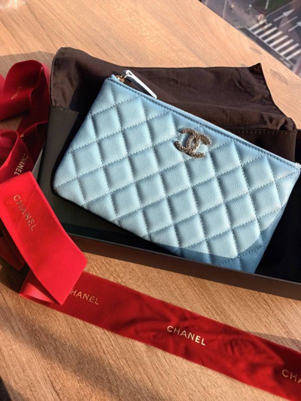 CHANEL 水鑽雙C LOGO 手拿包中號 寶寶藍 buywithada,france,全球代購,歐洲,exquisite,quality goods,posh,fancy,luxurious