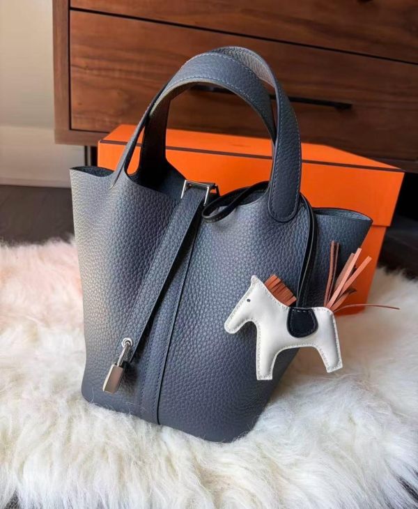 Hermès Picotin18 H0 霧霾灰銀釦現貨 代購,精品,ADA商店,網路商城,預約面交,buywithada,france,全球代購,歐洲,hermes,CHANEL,celine,lv,balenciaga,香奈兒,愛馬仕,路易威登,巴黎世家,VCA,CHROME HEARTS,克羅心,梵克雅寶,勾雅,高雅德,GOYARD
