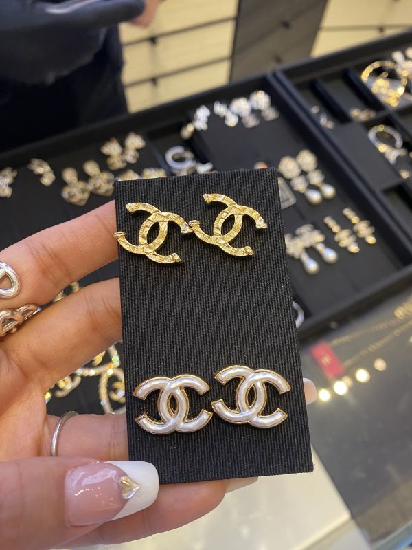 CHANEL 23A 珍珠貝金邊雙c白色耳針 buywithada,france,全球代購,歐洲,exquisite,quality goods,posh,fancy,luxurious