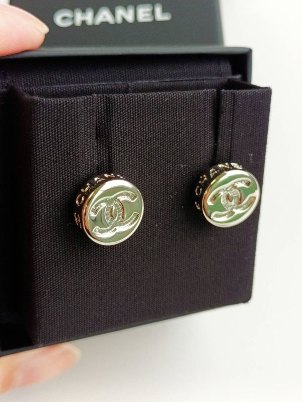 CHANEL 25C 最新款 圓餅鈕扣耳環 淡金/銀 buywithada,france,全球代購,歐洲,exquisite,quality goods,posh,fancy,luxurious
