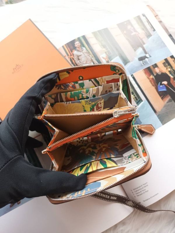 HERMES SILK IN 絲巾短夾 金棕色 內裡自由之城 狗狗 buywithada,france,全球代購,歐洲,exquisite,quality goods,posh,fancy,luxurious