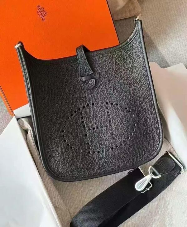 Hermès Evelyne 23黑銀 很剛好的尺寸 G刻現貨 代購,精品,ADA商店,網路商城,預約面交,buywithada,france,全球代購,歐洲,hermes,CHANEL,celine,lv,balenciaga,香奈兒,愛馬仕,路易威登,巴黎世家,VCA,CHROME HEARTS,克羅心,梵克雅寶,勾雅,高雅德,GOYARD