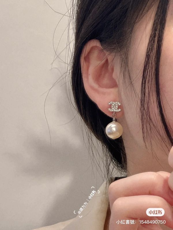 CHANEL 經典款珍珠小 CC LOGO 耳針 buywithada,france,全球代購,歐洲,exquisite,quality goods,posh,fancy,luxurious