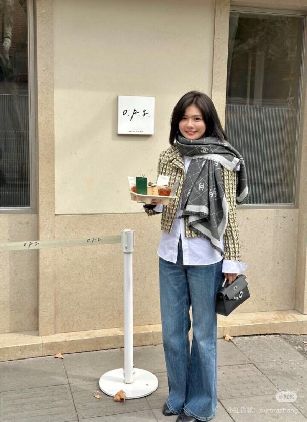 CHANEL 25P 灰色滿版logo雙面圍巾披肩 90*90 buywithada,france,全球代購,歐洲,exquisite,quality goods,posh,fancy,luxurious