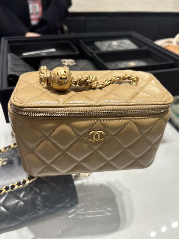 台灣現貨 CHANEL 奶茶金球長盒 內有鏡子款 底部CC logo款 buywithada,france,全球代購,歐洲,exquisite,quality goods,posh,fancy,luxurious