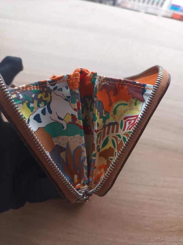 HERMES SILK IN 絲巾短夾 金棕色 內裡自由之城 狗狗 buywithada,france,全球代購,歐洲,exquisite,quality goods,posh,fancy,luxurious
