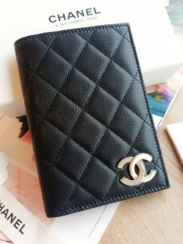 CHANEL 水鑽CC LOGO 護照夾 黑荔枝皮 buywithada,france,全球代購,歐洲,exquisite,quality goods,posh,fancy,luxurious