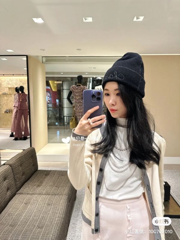 CHANEL 23B 深藍色 Chanel草寫亮片造型毛帽 buywithada,france,全球代購,歐洲,exquisite,quality goods,posh,fancy,luxurious