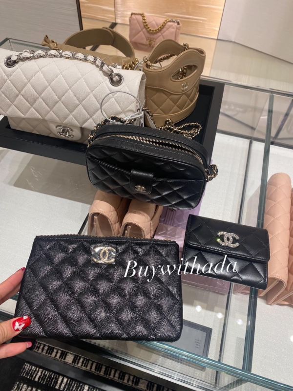 CHANEL 24S 最新雕刻金屬logo 黑荔枝牛 手拿包 buywithada,france,全球代購,歐洲,exquisite,quality goods,posh,fancy,luxurious