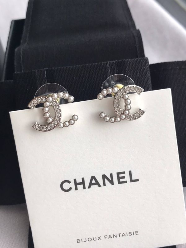 CHANEL 半珍珠半水鑽CC耳針 buywithada,france,全球代購,歐洲,exquisite,quality goods,posh,fancy,luxurious