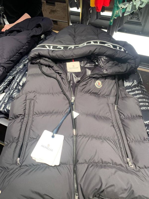 Moncler 2023 最新款羽絨背心含帽款 帽子Moncler字樣 size 3 buywithada,france,全球代購,歐洲,exquisite,quality goods,posh,fancy,luxurious