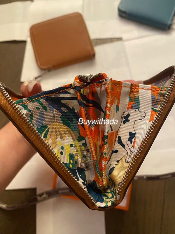 HERMES SILK IN 絲巾短夾 金棕色 內裡自由之城 狗狗 buywithada,france,全球代購,歐洲,exquisite,quality goods,posh,fancy,luxurious