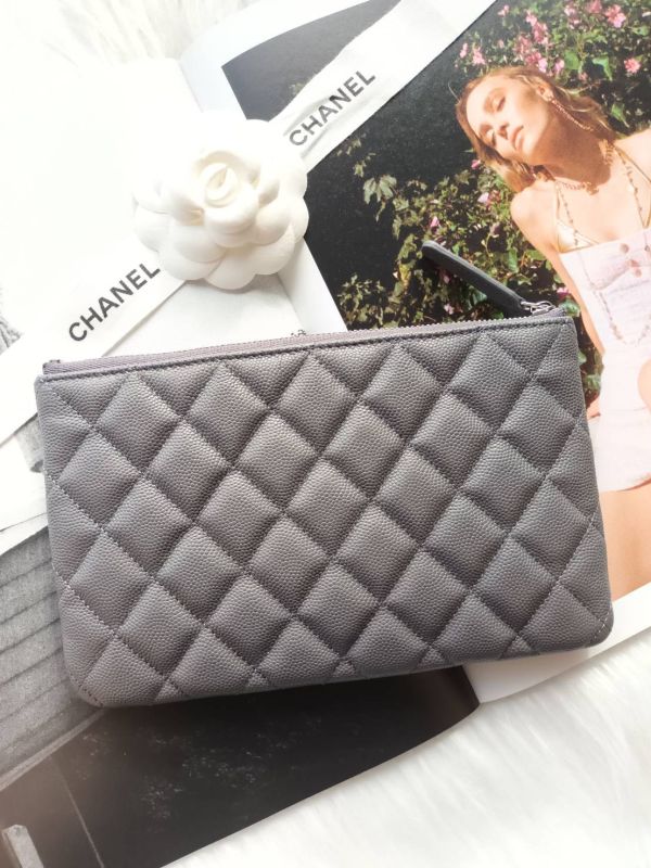 CHANEL 23K 限量琉璃雙C LOGO 高級灰荔枝皮ㄧ字手拿包 buywithada,france,全球代購,歐洲,exquisite,quality goods,posh,fancy,luxurious