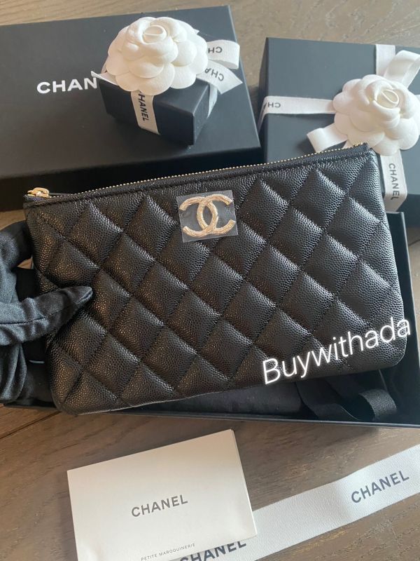 CHANEL 24S 最新雕刻金屬logo 黑荔枝牛 手拿包 buywithada,france,全球代購,歐洲,exquisite,quality goods,posh,fancy,luxurious