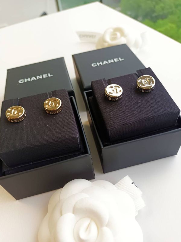 CHANEL 25C 最新款 圓餅鈕扣耳環 淡金/銀 buywithada,france,全球代購,歐洲,exquisite,quality goods,posh,fancy,luxurious