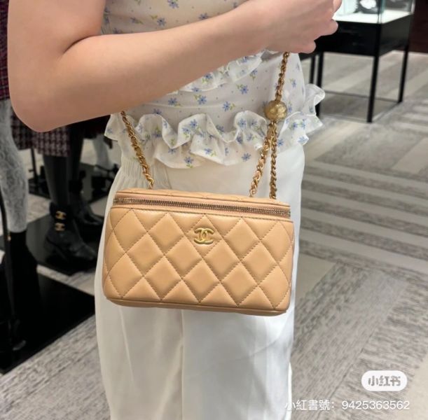 台灣現貨 CHANEL 限量奶茶金球長盒 內有鏡子款 底部CC LOGO buywithada,france,全球代購,歐洲,exquisite,quality goods,posh,fancy,luxurious