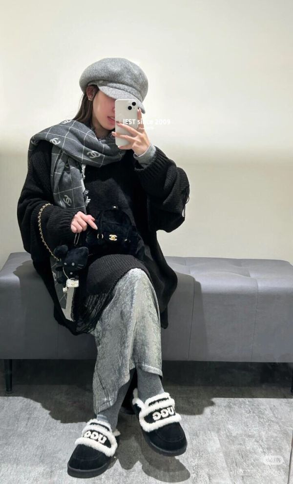 CHANEL 25P 灰色滿版logo雙面圍巾披肩 90*90 buywithada,france,全球代購,歐洲,exquisite,quality goods,posh,fancy,luxurious