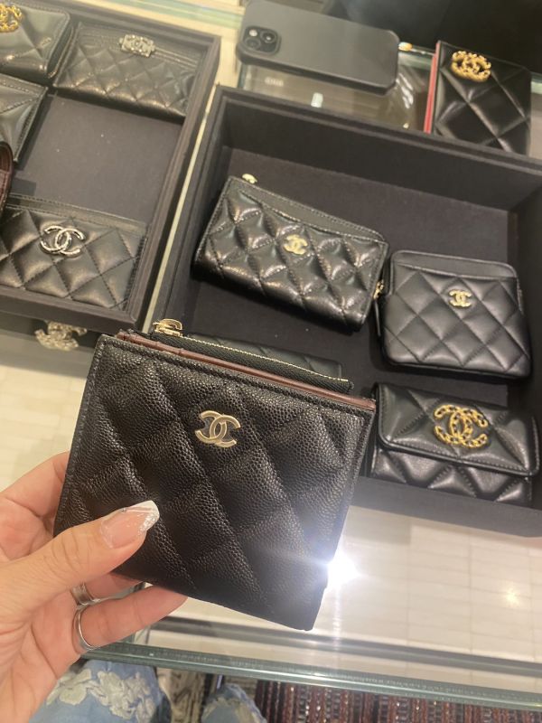 CHANEL 黑荔枝金釦對折短夾 側邊拉鍊零錢袋 巴黎康朋總店白盒包裝^^ 現貨 buywithada,france,全球代購,歐洲,exquisite,quality goods,posh,fancy,luxurious
