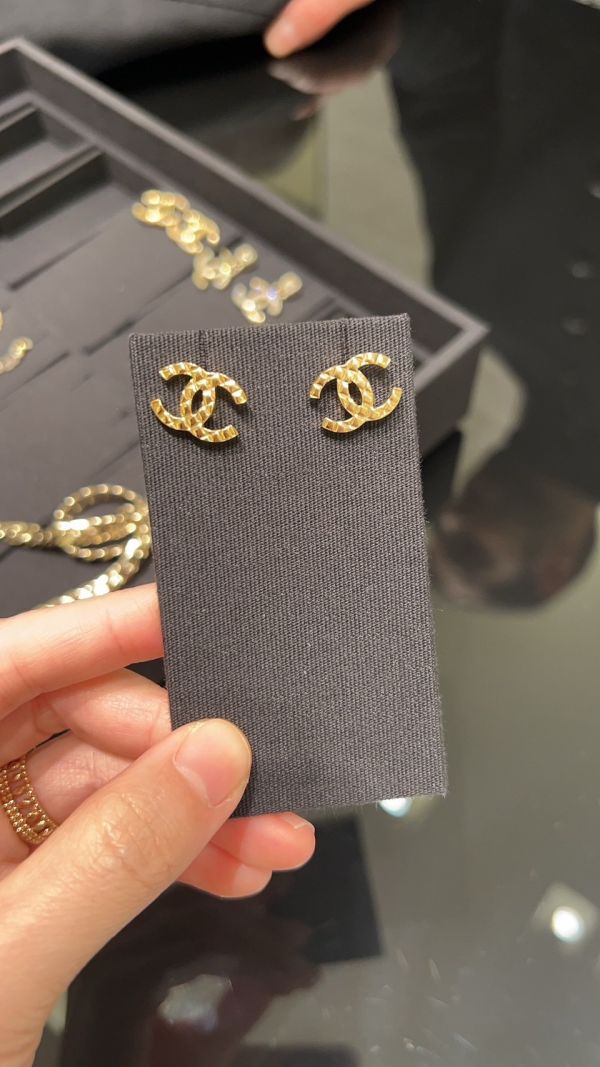 CHANEL 24P 高級感 金色菱格CC 耳針 現貨 buywithada,france,全球代購,歐洲,exquisite,quality goods,posh,fancy,luxurious