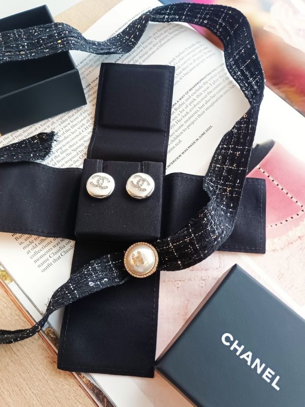 CHANEL 25C 最新渡假系列 白色CC 耳針 buywithada,france,全球代購,歐洲,exquisite,quality goods,posh,fancy,luxurious
