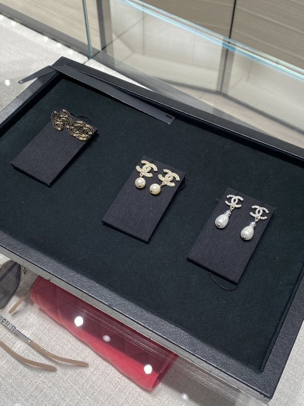 CHANEL 24A 最新款 漫畫黑金鏤空耳夾 buywithada,france,全球代購,歐洲,exquisite,quality goods,posh,fancy,luxurious