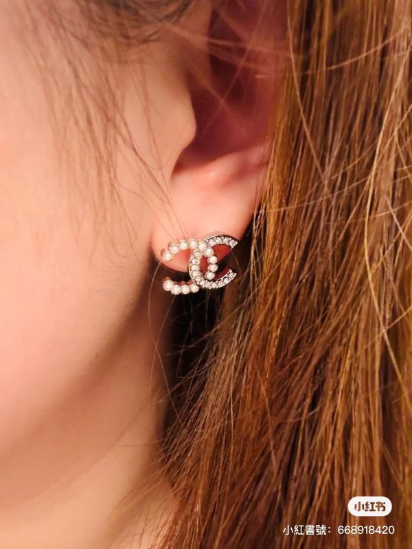 CHANEL 半珍珠半水鑽CC耳針 buywithada,france,全球代購,歐洲,exquisite,quality goods,posh,fancy,luxurious