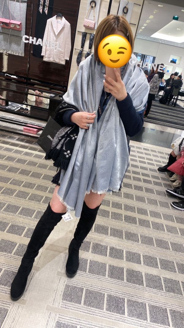 CHANEL 24P 絲質圍巾披肩 雙面用 牛仔色 210*133 cm 藍色/銀色 超美^^ buywithada,france,全球代購,歐洲,exquisite,quality goods,posh,fancy,luxurious