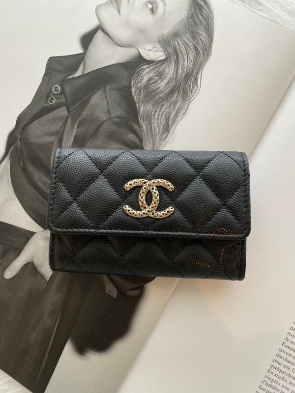 CHANEL 鏤空CC 黑金內拼色 荔枝皮 翻蓋單層卡包 buywithada,france,全球代購,歐洲,exquisite,quality goods,posh,fancy,luxurious