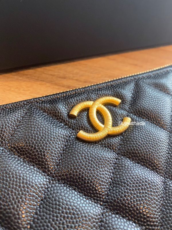 CHANEL 23A 限量金屬LOGO 手拿包 荔枝牛皮 buywithada,france,全球代購,歐洲,exquisite,quality goods,posh,fancy,luxurious