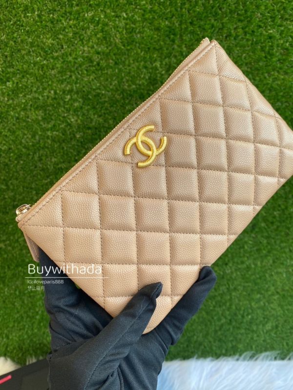 CHANEL 23 限量金屬LOGO 焦糖奶茶荔枝金釦 手拿包 buywithada,france,全球代購,歐洲,exquisite,quality goods,posh,fancy,luxurious