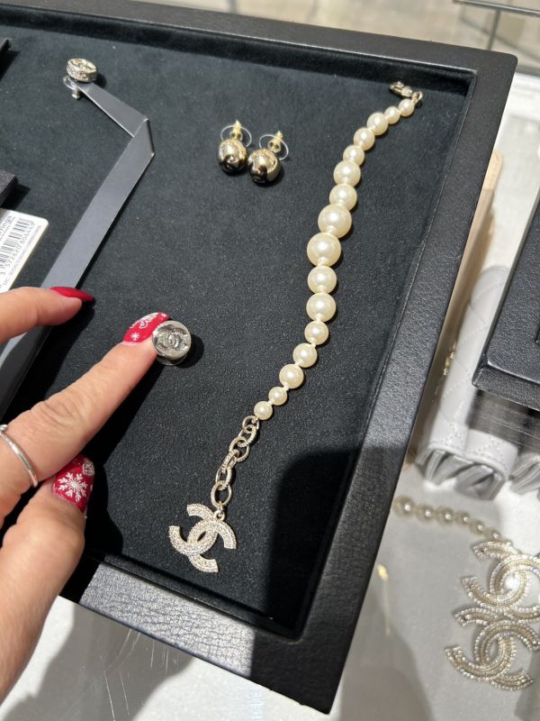 CHANEL 25C 最新款 圓餅鈕扣耳環 淡金/銀 buywithada,france,全球代購,歐洲,exquisite,quality goods,posh,fancy,luxurious