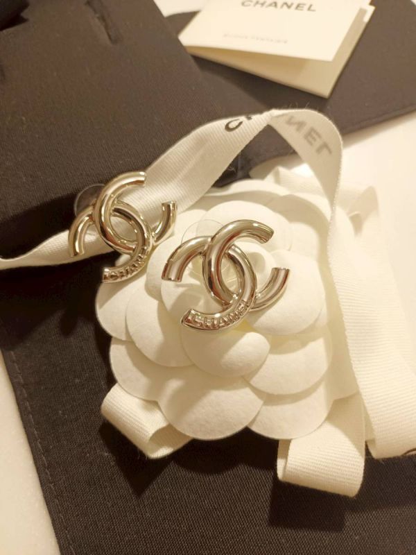CHANEL 25P 銀色雙c logo 刻字造型耳針 台灣現貨 buywithada,france,全球代購,歐洲,exquisite,quality goods,posh,fancy,luxurious
