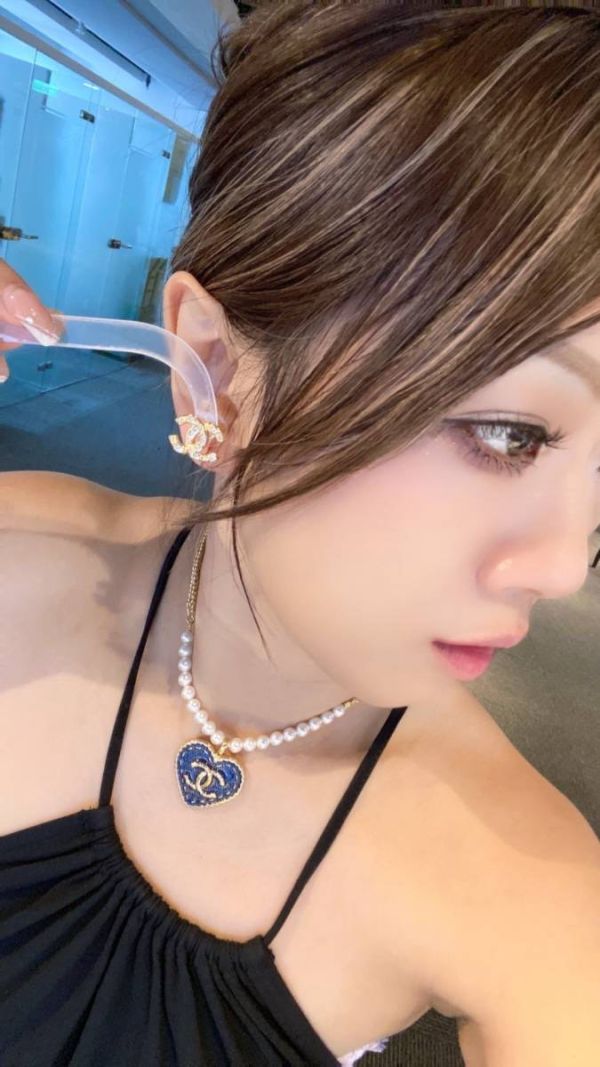 CHANEL 24S 新款金色CC  水鑽耳針 buywithada,france,全球代購,歐洲,exquisite,quality goods,posh,fancy,luxurious