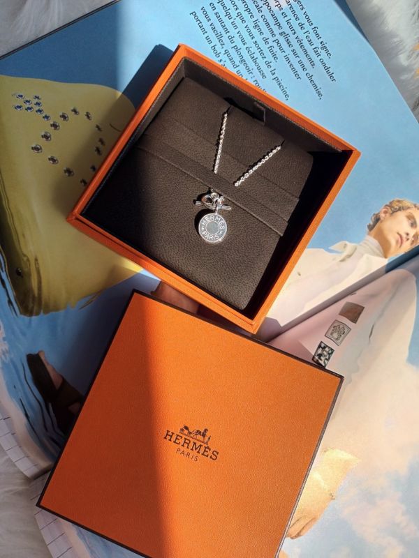 HERMES 純銀圓牌LOGO項鍊 buywithada,france,全球代購,歐洲,exquisite,quality goods,posh,fancy,luxurious