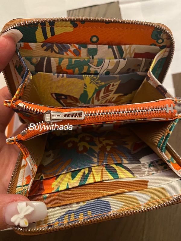 HERMES SILK IN 絲巾短夾 金棕色 內裡自由之城 狗狗 buywithada,france,全球代購,歐洲,exquisite,quality goods,posh,fancy,luxurious