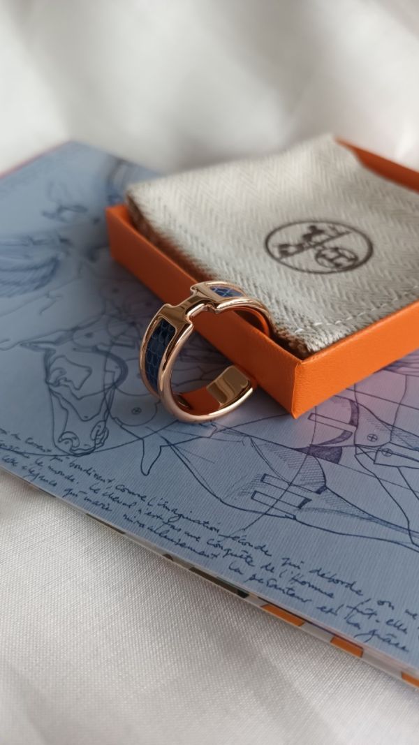 HERMES Olympe 中號耳骨釦 藍色金釦 蜥蜴皮革 buywithada,france,全球代購,歐洲,exquisite,quality goods,posh,fancy,luxurious