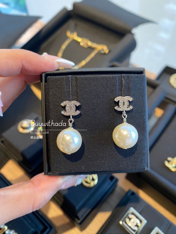 CHANEL 經典款珍珠小 CC LOGO 耳針 buywithada,france,全球代購,歐洲,exquisite,quality goods,posh,fancy,luxurious