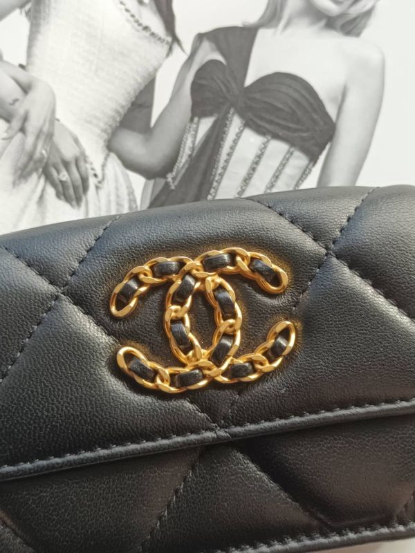 CHANEL 19系列 MINI 三折短夾 黑金內裡桃紅 buywithada,france,全球代購,歐洲,exquisite,quality goods,posh,fancy,luxurious
