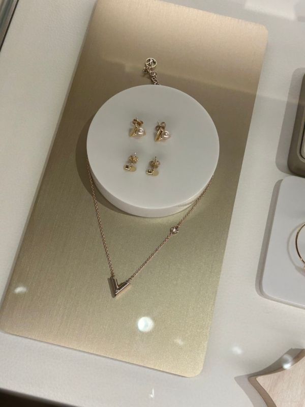 LV 經典 Essential V 項鍊 