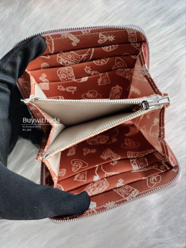 HERMES SILK IN COMPACT 絲巾短夾 09夢幻紫 最新內裡紅色牛仔印花 buywithada,france,全球代購,歐洲,exquisite,quality goods,posh,fancy,luxurious