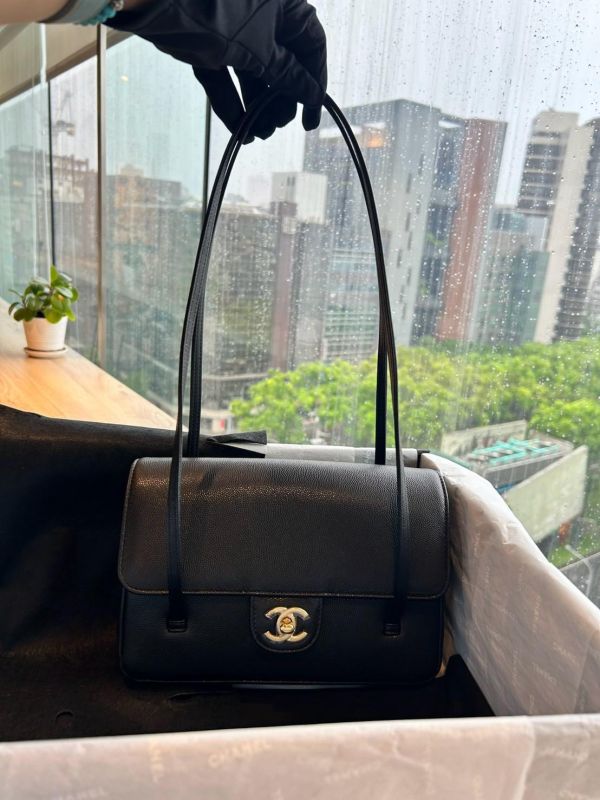 Chanel Preppy Coco小號 人間香奈兒Jennie同款  現貨 $18xxxx   Mini size 現貨也有一顆 代購,精品,ADA商店,網路商城,預約面交,buywithada,france,全球代購,歐洲,hermes,CHANEL,celine,lv,balenciaga,香奈兒,愛馬仕,路易威登,巴黎世家,VCA,CHROME HEARTS,克羅心,梵克雅寶,勾雅,高雅德,GOYARD