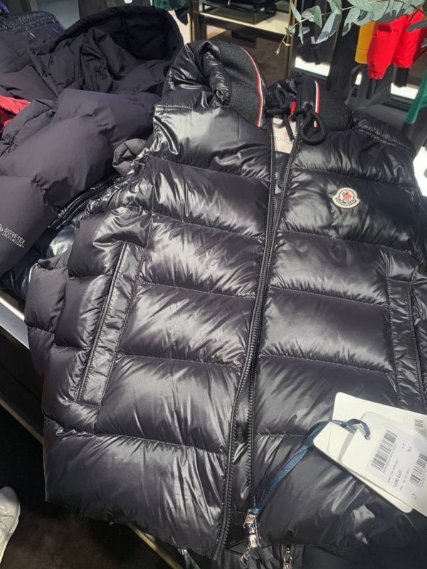 Moncler 23 冬季最新款男生含帽子羽絨背心 size 1&3 女生穿也好看 buywithada,france,全球代購,歐洲,exquisite,quality goods,posh,fancy,luxurious