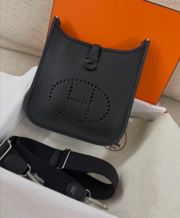 Hermès Evelyne 23黑銀 很剛好的尺寸 G刻現貨 代購,精品,ADA商店,網路商城,預約面交,buywithada,france,全球代購,歐洲,hermes,CHANEL,celine,lv,balenciaga,香奈兒,愛馬仕,路易威登,巴黎世家,VCA,CHROME HEARTS,克羅心,梵克雅寶,勾雅,高雅德,GOYARD