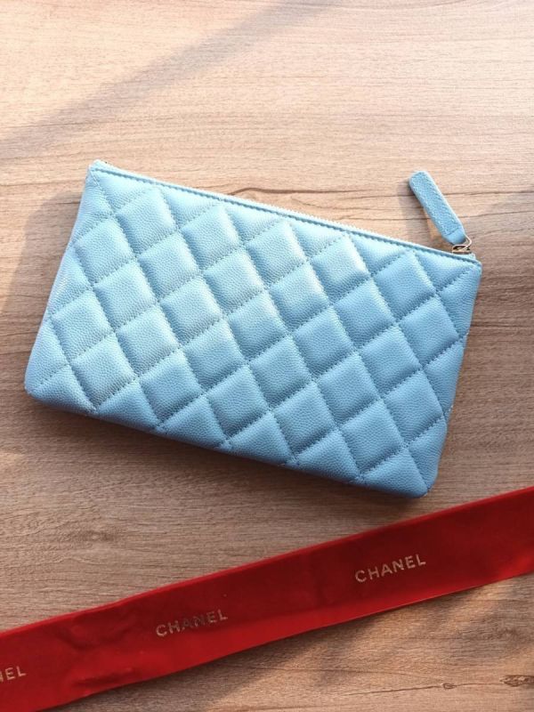 CHANEL 水鑽雙C LOGO 手拿包中號 寶寶藍 buywithada,france,全球代購,歐洲,exquisite,quality goods,posh,fancy,luxurious
