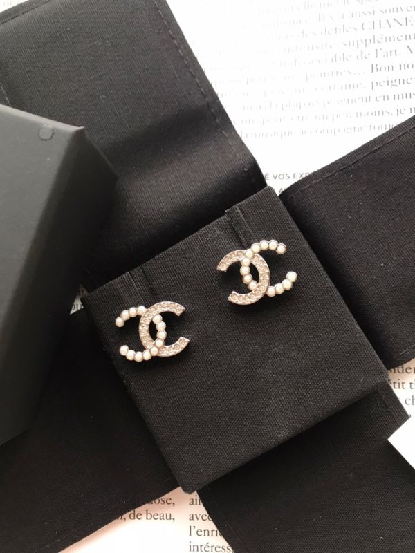 CHANEL 半珍珠半水鑽CC耳針 buywithada,france,全球代購,歐洲,exquisite,quality goods,posh,fancy,luxurious