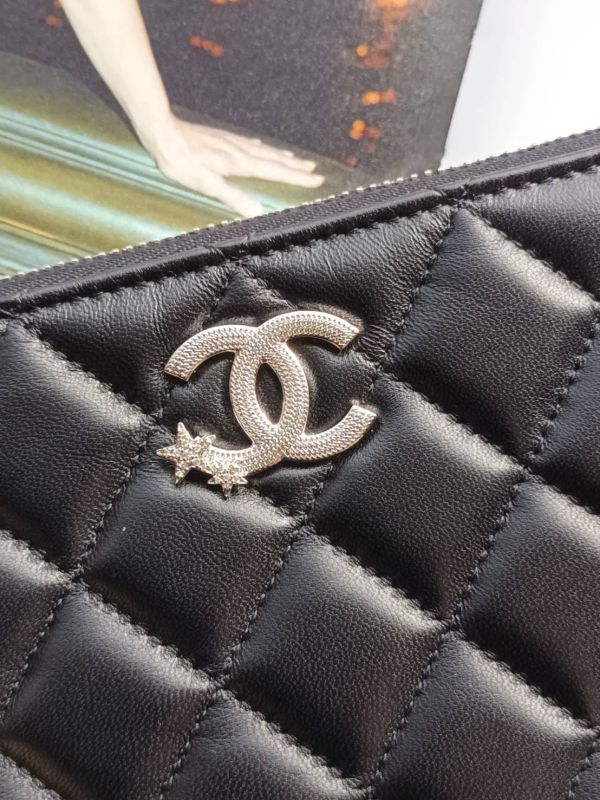 CHANEL 24限量 雙c流星LOGO 一字拉鍊手拿包 中號 黑羊銀釦 buywithada,france,全球代購,歐洲,exquisite,quality goods,posh,fancy,luxurious