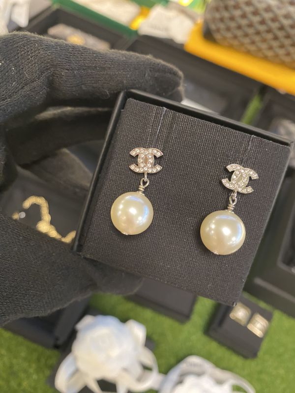 CHANEL 經典款珍珠小 CC LOGO 耳針 buywithada,france,全球代購,歐洲,exquisite,quality goods,posh,fancy,luxurious