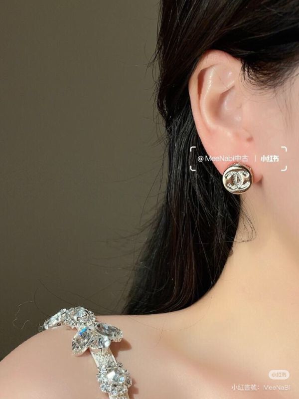 CHANEL 25C 最新款 圓餅鈕扣耳環 淡金/銀 buywithada,france,全球代購,歐洲,exquisite,quality goods,posh,fancy,luxurious